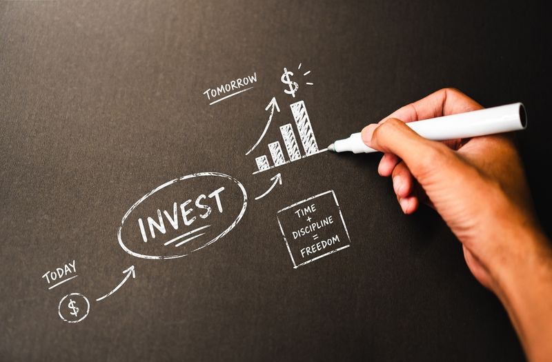fool.com - Matt DiLallo - This Stock's 10% Yield Beats the Market. Its 10-Year Return Doesn't. Is It a Value Trap, or a Real Opportunity?
